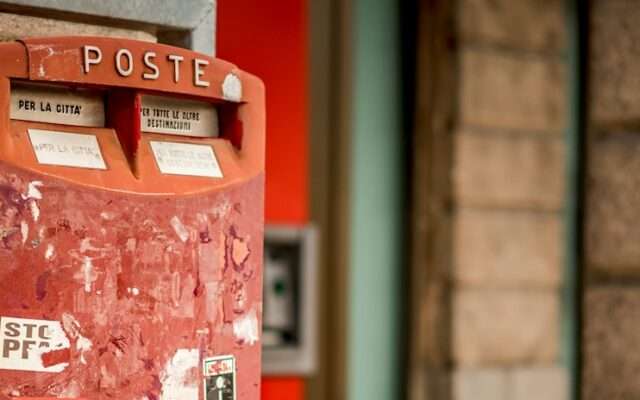 인터넷 강의의 역사 tilt shift lens photography of red steel case