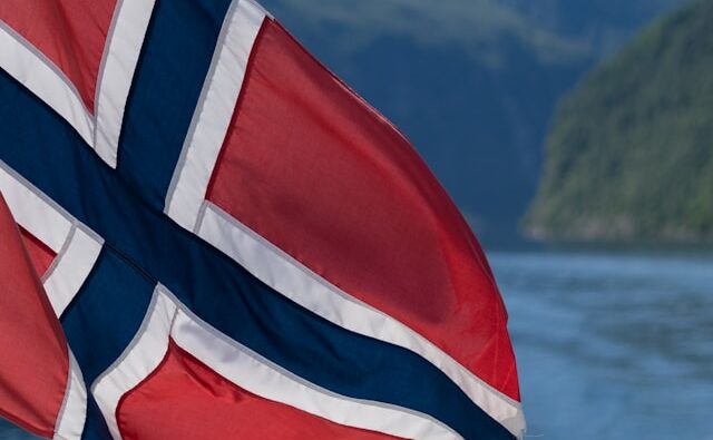 노르웨이에서 일하는 스웨덴 청년들 A flag flying from a boat in a body of water