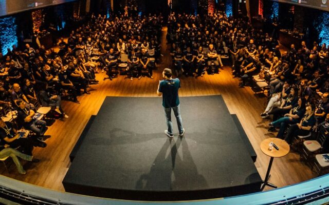 대한민국 온라인 교육 시장의 현실 people sitting on chairs watching a game