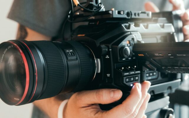 강사 수익이 80%? 빨리 도망가라 person holding black dslr camera