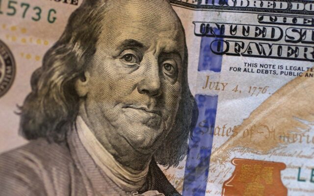 벤자민 프랭클린과 교육 A stack of twenty dollar bills sitting on top of each other