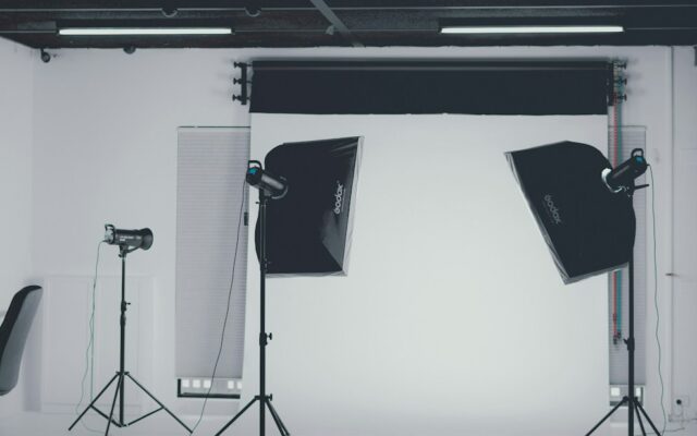 스튜디오 운영의 위험성 black and white music stand